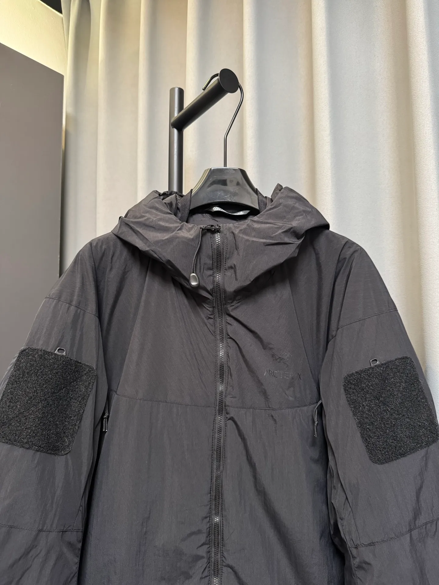 【Premium 】 Arc·teryx 26fw ! N WINDSTOPPER 2L ， Coreloft 100 ， 。 Cold Series ， ， ， ！ ， 。 windstopper ,n Gossamera Fusion WS。 ， ： 1： WINDSTOPPER ， ， ， ， 。 Coreloft ， 。 。 2： 。 3： ， ， 。 4： ， ， 。 ， ， ： / Gray/ Size：s/m/l/xl/xxl